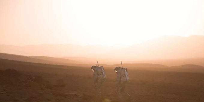 In der Wüste Negev in Israel simulieren Analog-Astronautinnen und -Astronauten Spaziergänge auf dem Mars. (Pressebild) Mars Übung