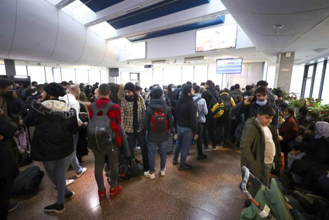 Migranten warten auf einen Sonderflug in den Irak. belarus