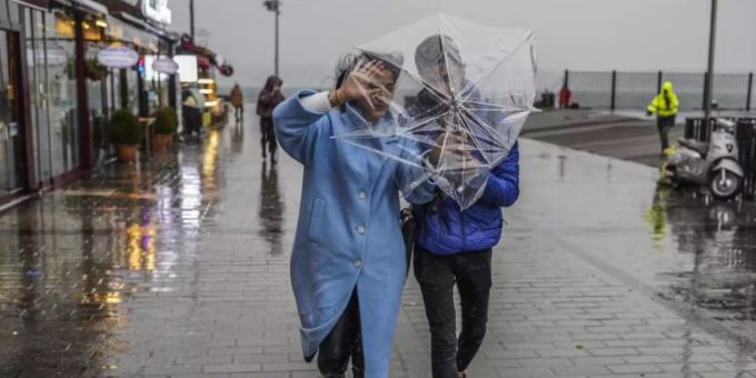 Ein Paar schützt sich mit einem Regenschirm vor starkem Wind und Regen in Istanbul. Foto: Uncredited/AP/dpa Ein Paar schützt sich mit einem Regenschirm vor starkem Wind und Regen in Istanbul. Foto: Uncredited/AP/dpa