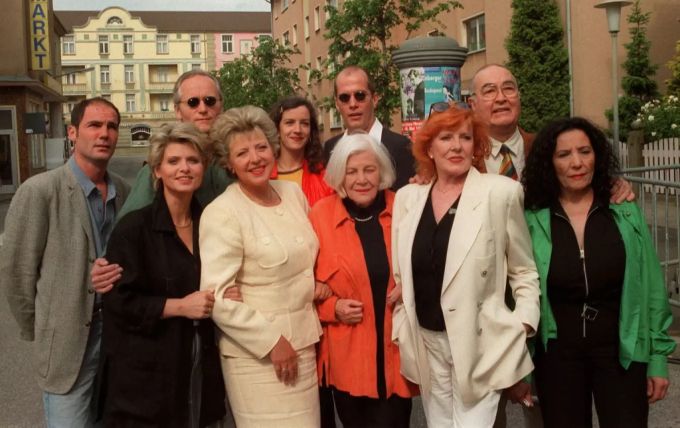 Die Schauspieler von «Lindenstrasse» 1997 vor der Filmkulisse. lindenstrasse
