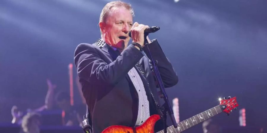 John Miles 2018 beim Tourauftakt von «Night of the Proms» in Hamburg. Der Musiker starb im Alter von 72 Jahren. Foto: Georg Wendt/dpa