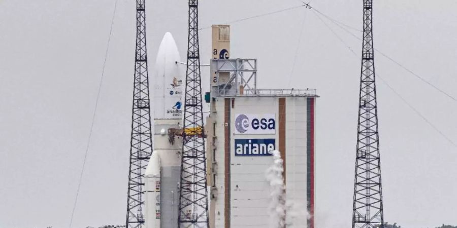 Die Ariane-5-Rakete von Arianespace mit dem James Webb Weltraumteleskop der Nasa an Bord. Foto: Jody Amiet/AFP/dpa