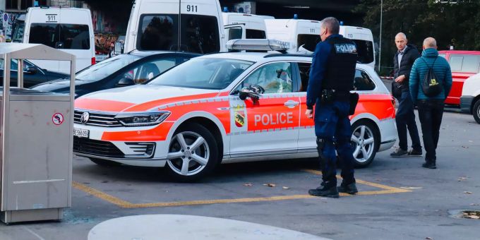 Ein Auto der Polizei wird nach der Demo in Bern zerstört. polizeiauto