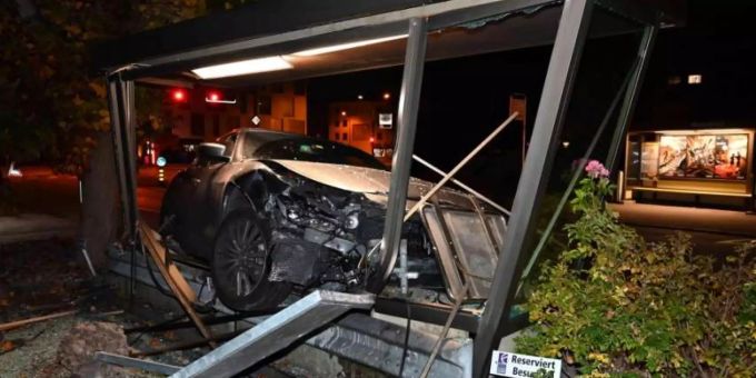 Als sie einer Katze auswich, kollidierte eine Autofahrerin mit einer Bushaltestelle. bushaltestelle katze