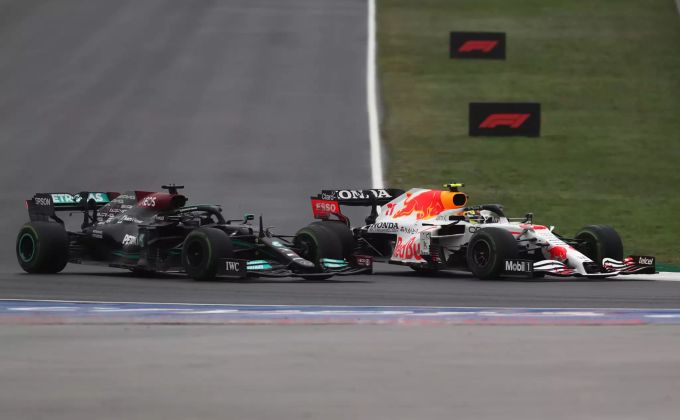 Lewis Hamilton (Mercedes) im Zweikampf mit Sergio Perez (Red Bull Racing) beim Türkei-GP der Formel 1. Formel 1 RB Mercedes