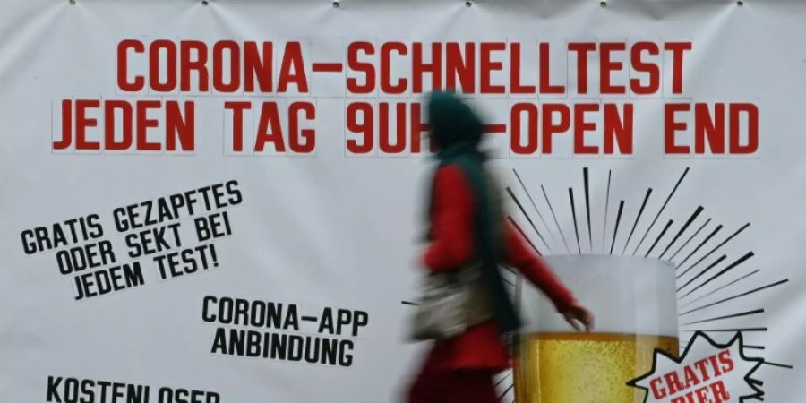 Frau vor Teststation in Dortmund