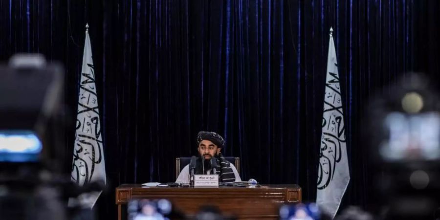 Zabihullah Mudschahid, Sprecher der militant-islamistischen Taliban-Regierung, bei einer Pressekonferenz in Kabul (Archivfoto). Foto: Oliver Weiken/dpa