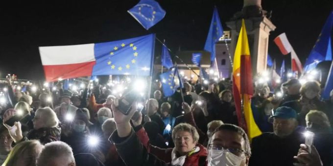 Warschau - Nach Urteil des Verfassungsgerichts: Proteste in Polen