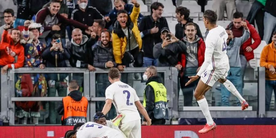 Frankreichs Spieler feiern den Treffer zum 3:2-Sieg gegen Belgien. Foto: Bruno Fahy/BELGA/dpa
