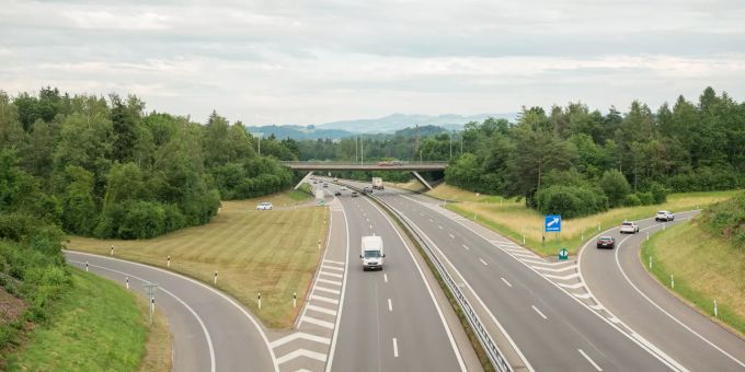 Blick von der Autobahnbrücke vor Rickenbach bei Wil (SG). Autobahn