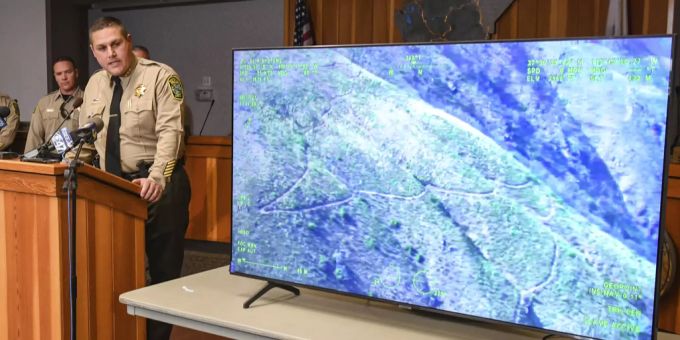 Sheriff Jeremy Briese spricht während einer Pressekonferenz zum Todesfall. kalofornien