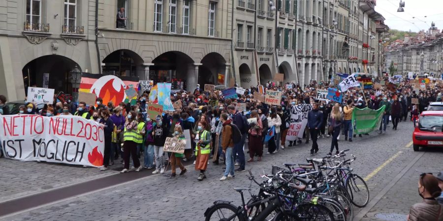 Hunderte ziehen durch die Berner Altstadt.