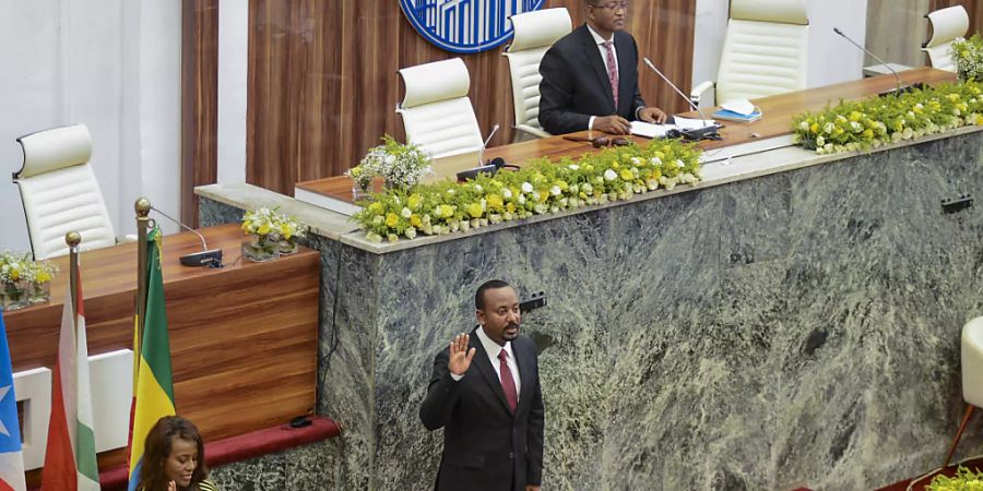 Abiy Ahmed (M), Ministerpräsident von Äthiopien, wird im Volksrepräsentantenhaus für eine zweite fünfjährige Amtszeit vereidigt. UN-Generalsekretär António Guterres hat angesichts der schweren Hungersnot und politischen in dem Land den Ton gegenüber Äthiopiens Ministerpräsidenten verschärft. Foto: Uncredited/AP/dpa