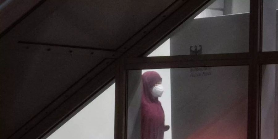 Eine verschleierte Frau betritt einen abgeschirmten Bereich der Bundespolizei am Flughafen Frankfurt. Foto: Boris Roessler/dpa