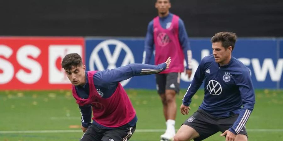Kai Havertz (l) ist mit dem Publikumspreis des Deutschen Fussball-Botschafters ausgezeichnet worden. Foto: Marcus Brandt/dpa