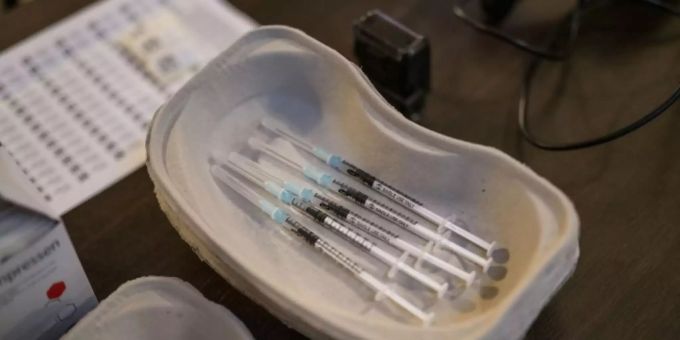 Verschwörungstheorien zur Corona-Impfung bleiben ein Thema. Corona-Impfung