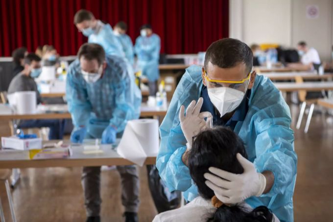 In einem Testzentrum in Lausanne werden Personen auf das Coronavirus getestet. Testzentrum Coronavirus