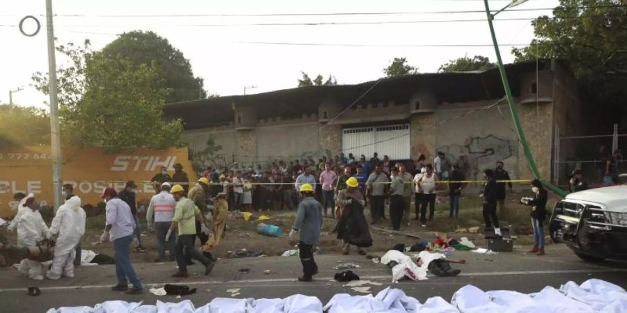 Leichen in Leichensäcken liegen nach einem Unfall in Tuxtla Gutierrez im mexikanischen Bundesstaat Chiapas am Strassenrand. Foto: Str/AP/dpa