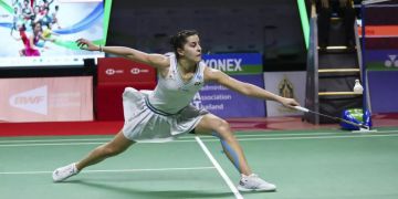 Frau spielt Badminton