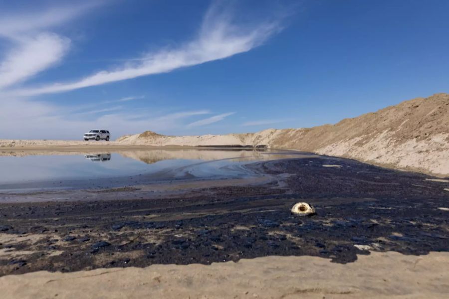 Ein riesiger Ölteppich verschmutzt die Küste von Huntington Beach in Kalifornien.