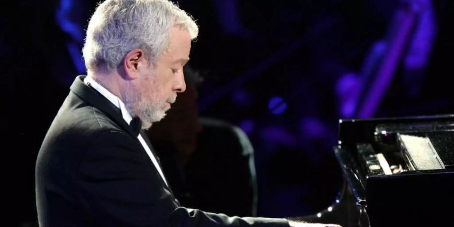 Der brasilianische Pianist Nelson Freire bei einem Konzert 2005 in Cannes. Freire ist im Alter von 77 Jahren in Rio de Janeiro gestorben. Foto: Pascal Guyot/AFP/dpa