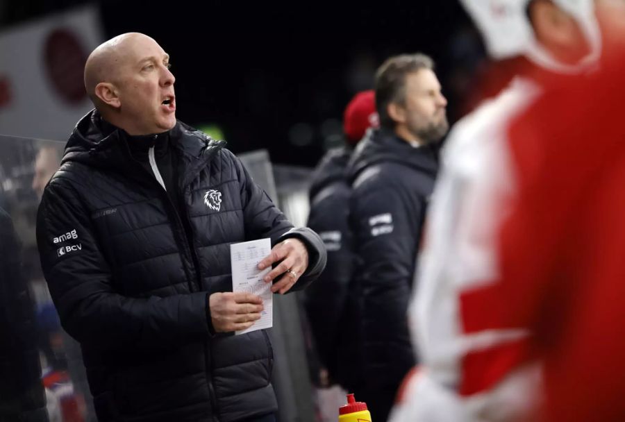 Glück für Lausanne-Coach John Fust, dass zwischen ihm und Rikard Grönborg eine Plexiglas-Scheibe steht.