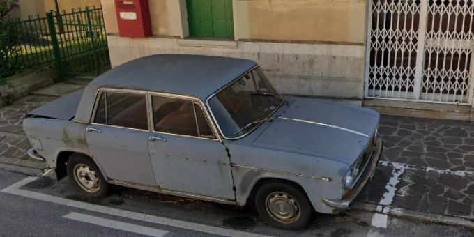 Der blaue Lancia an seinem gewohnten Fleck. Lancia
