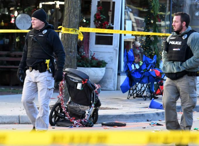 Polizisten in Waukesha (USA) nehmen die Spuren auf. Wisconsin