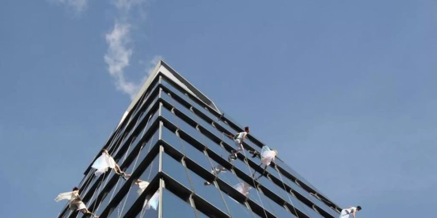 Bei der Eröffnung der Aussichtsplattform «The Edge» haben es Artisten vorgemacht. Nun können auch Besucher am Hochhaus «30 Hudson Yards» hinaufkraxeln. Foto: Christina Horsten/dpa/Archiv