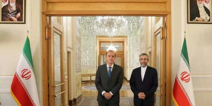 Irans Unterhändler Bagheri (r.) und EU-Unterhändler Mora in Teheran Irans Unterhändler Bagheri (r.) und EU-Unterhändler Mora in Teheran