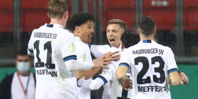 Der HSV setzte sich im Elfmeterschiessen gegen den 1. FC Nürnberg durch. Foto: Daniel Karmann/dpa Der HSV setzte sich im Elfmeterschiessen gegen den 1. FC Nürnberg durch. Foto: Daniel Karmann/dpa