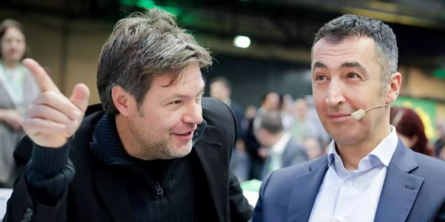 Schleswig-Holsteins damaliger Umweltminister Robert Habeck (l, Grüne) und der Vorsitzende von Bündnis 90/Die Grünen, Cem Özdemir auf dem Parteitag von Bündnis 90/Die Grünen. Foto: Kay Nietfeld/dpa