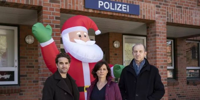 Die Kommissare Hinnerk Feldmann (Oliver Wnuk, l.), Ina Behrendsen (Julia Brendler, M.) und Carl Sievers (Peter Heinrich Brix, r.). Foto: Georges Pauly/ZDF/dpa Die Kommissare Hinnerk Feldmann (Oliver Wnuk, l.), Ina Behrendsen (Julia Brendler, M.) und Carl Sievers (Peter Heinrich Brix, r.). Foto: Georges Pauly/ZDF/dpa