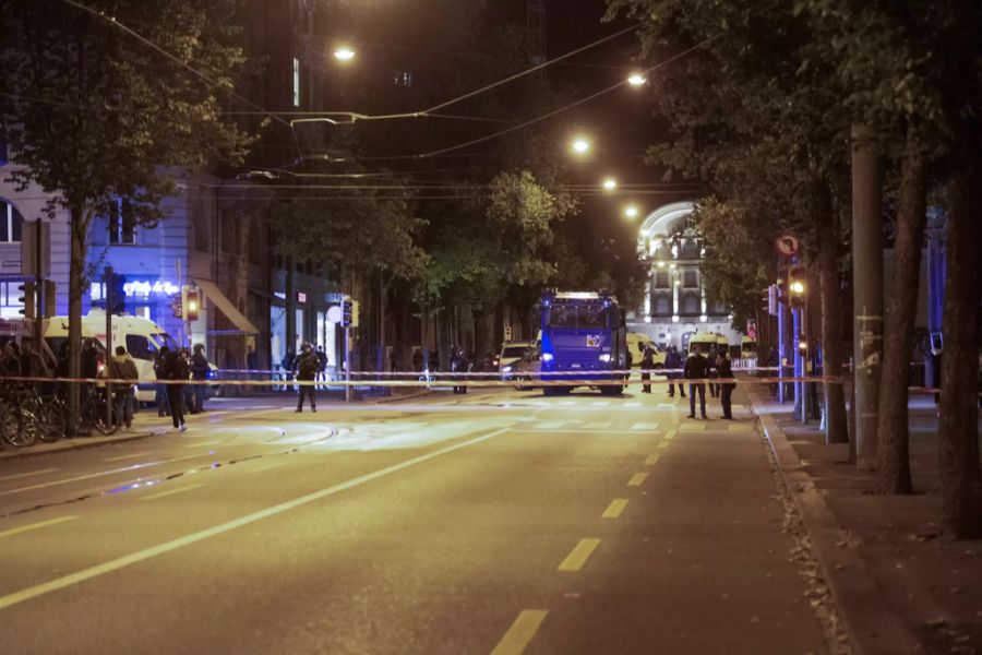 Ein Wasserwerfer steht in der Bundesgasse bereit, während einer Kundgebung von Coronavirus-Massnahmengegnern, am Donnerstag, 30. September 2021, in Bern.