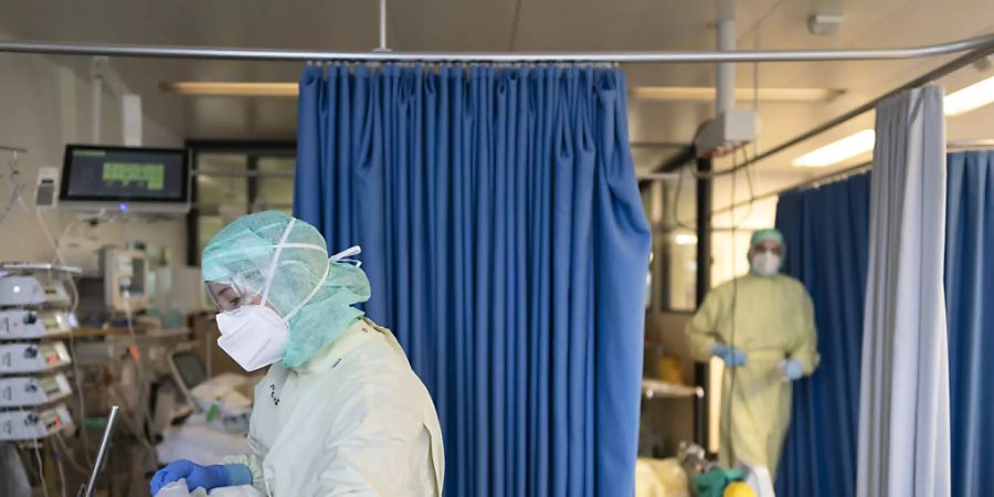 Ärzte und Pflegende kümmern sich um Covid-Patienten im Stadtspital Triemli in Zürich. (Archivbild)