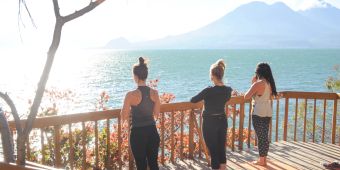 Frauen machen Yoga am Atitlansee in Guatemala.