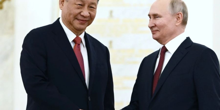 Russlands Präsident Wladimir Putin (r.) und der chinesische Staatschef Xi Jinping. Foto: Alexey Maishev/Sputnik Kremlin/AP/dpa