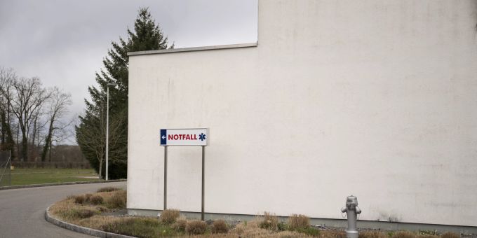 Ein Notfallweiser naehe dem Eingang des Spitals Tiefenau, am Donnerstag, 23. März 2023 in Bern. (KEYSTONE/Anthony Anex) insel tiefenau