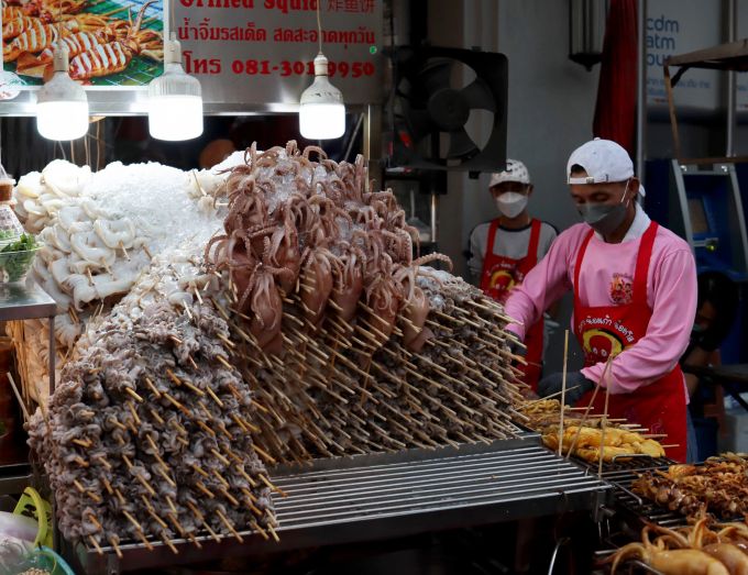 Frische Ware wird hier in Bangkok, Chinatown, auf Eisblöcken gekühlt gelagert. Bangkok Chinatown Eisblöcke Ware