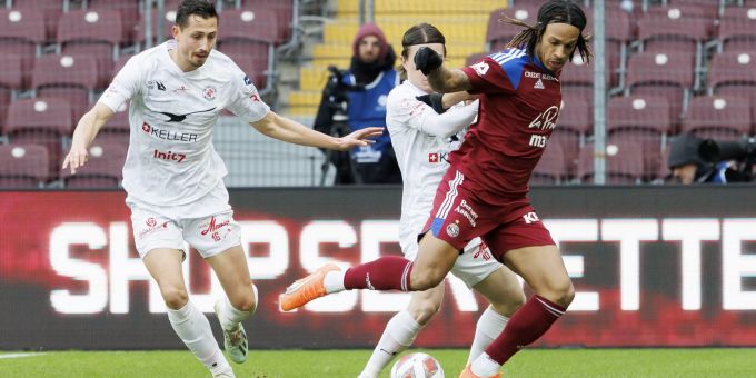 Matteo Di Giusto vom FC Winterthur im Duell mit Servettes Kevin Mbabu. FC Winterthur