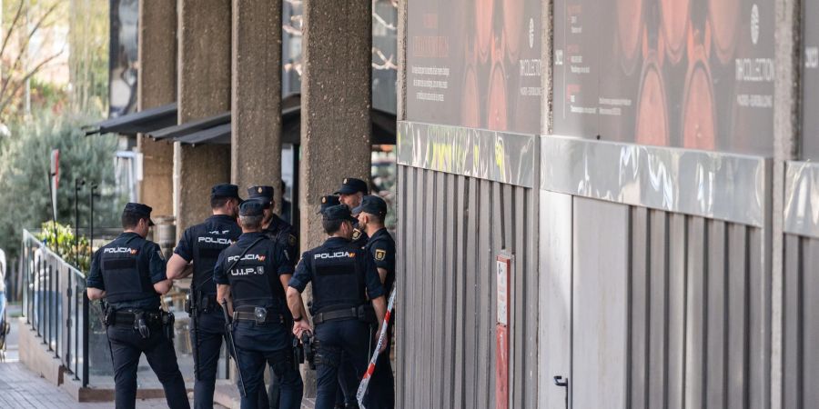 Polizeibeamte stehen vor dem Hotel, in dem die Fussball-Nationalmannschaft von Peru untergebracht ist. Vor dem Testspiel zwischen den Fussball-Nationalmannschaften von Peru und Marokko haben sich mehrere peruanische Spieler ein Handgemenge mit spanischen Polizisten geliefert.