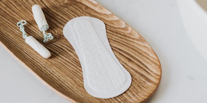 Mädchen und junge Erwachsene decken sich bestenfalls bereits vor der ersten Periode mit Hygieneartikeln ein. Periode Menstruation