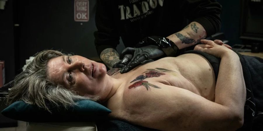 Brustkrebspatientin in Tattoostudio in Niederlanden