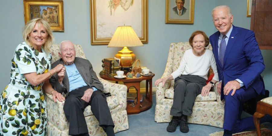 ARCHIV - Jill Biden (l-r), First Lady der USA, Jimmy Carter, ehemaliger Präsident der USA, seine Frau Rosalynn Carter, ehemalige First Lady der USA, und Joe Biden, Präsident der USA, sitzen im Haus der Carters für ein gemeinsames Foto zusammen. Foto: Adam Schultz/The White House/AP/dpa - ACHTUNG: Nur zur redaktionellen Verwendung und nur mit vollständiger Nennung des vorstehenden Credits