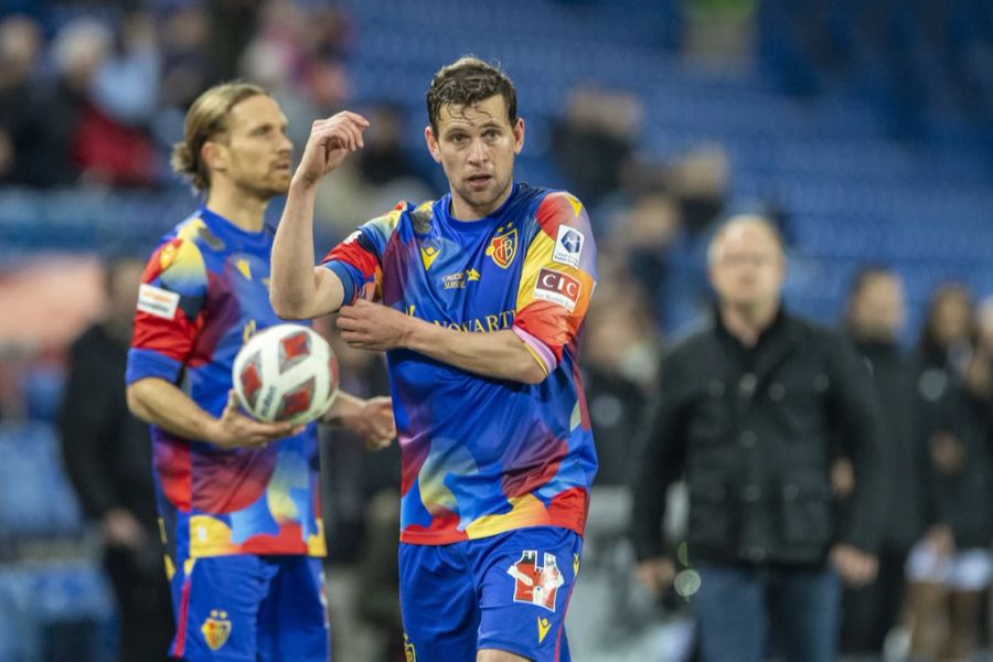 Der FCB bekommt in der Nachspielzeit den Ausgleich – der Russe wird von FCB-Fans angegangen, weil er im Stadion filmte.