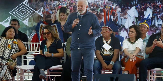 Präsident Luiz Inacio Lula da Silva spricht bei einer Versammlung von führenden Vertretern indigener Völker in Brasilien. Präsident Luiz Inacio Lula da Silva spricht bei einer Versammlung von führenden Vertretern indigener Völker in Brasilien.