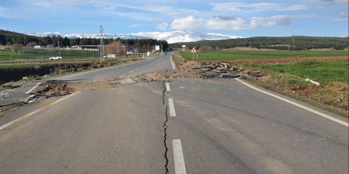 Spektakuläres Foto - Türkei-Beben verschob Autobahn um drei Meter!