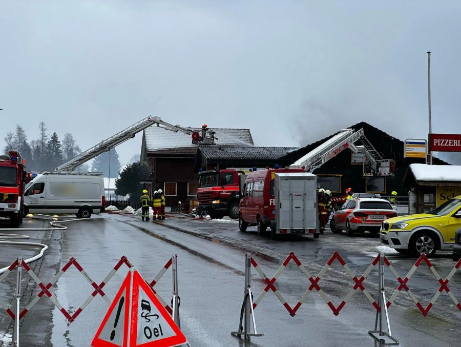 Am Mittwochmorgen sind die Einsatzkräfte immer noch mit dem Brand beschäftigt.