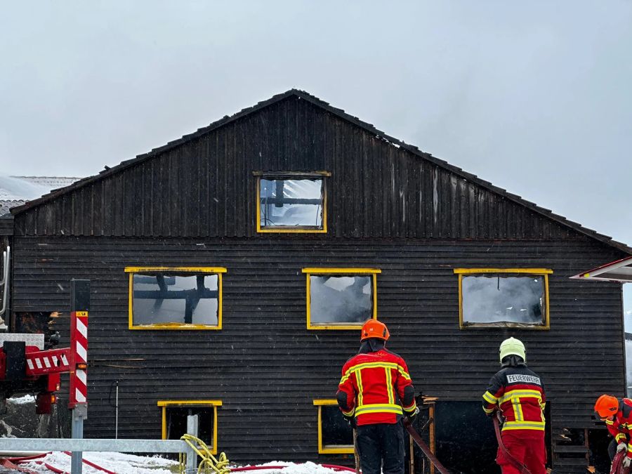 Die Feuerwehrleute kämpfen schon seit Stunden gegen den Brand.