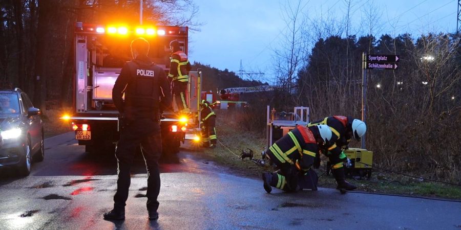 Die Polizei sperrt den Tatort im niedersächsischen Bramsche weiträumig ab.